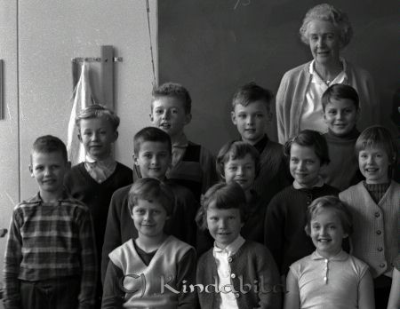 Klass 3 B Kisa Skola Fröken Normell
raja 
Klass 3 B Kisa Skola  
Grupporträtt skolfoto

raja
Längst fram till höger Marita Karlsson gift Westin. 
Källa: Gerd Pettersson

Nyckelord: Normell Kisa