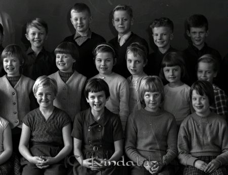Klass 3 B Kisa Skola Fröken Normell
raja 
Klass 3 B Kisa Skola 
Grupporträtt skolfoto

Nyckelord: Normell Kisa