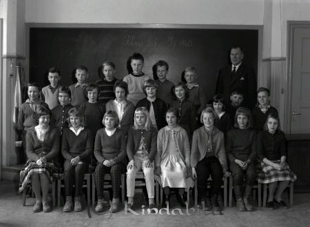 Klass 3 B Kisa Skola Magister Thure Svedberg
raja 
Klass 3 B Kisa Skola 
Grupporträtt skolfoto

Nyckelord: Svedberg Kisa