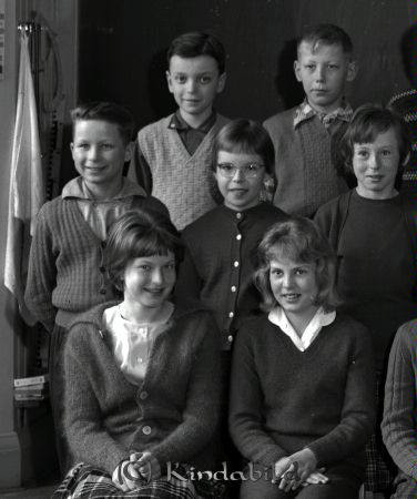 Klass 3 B Kisa Skola Magister Thure Svedberg
raja 
Klass 3 B Kisa Skola 
Grupporträtt skolfoto

raja
Längst fram från vänster: Birgitta Brandt, Kristina Nilsson Mellanraden från vänster: Bertil Hardmark, Birgitta Larsson, Ulla-Britt Engdahl Längst bak från vänster: Kenneth Björk, Hans-Ove Olsson 
Källa: Birgitta Palmqvist

raja
Jag gick i denna klass och hette då Birgitta Brandt. 
Källa: Birgitta Palmqvist

raja
Jag vill minnas att Hans-Ove hette Johansson. 
Källa: Marianne Eng

pim
Hans-Ove heter Johansson
gepe
Bertil Hardmarks föräldrar är lantmätaren Sven och Britta-Stina Hardmark från Lindesberg, Örebro län. 




Nyckelord: Svedberg Kisa
