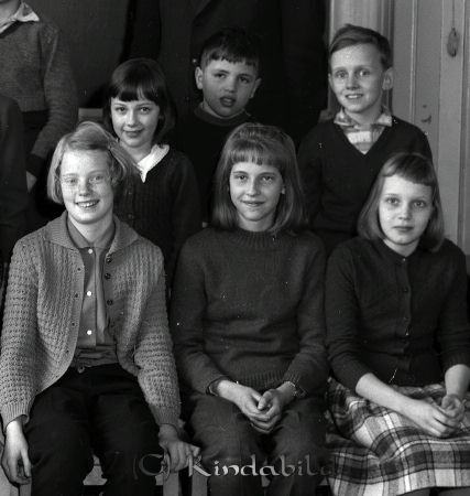 Klass 3 B Kisa Skola Magister Thure Svedberg
raja 
Klass 3 B Kisa Skola 
Grupporträtt skolfoto

raja
Längst fram från vänster: Irene Schytt, ?, ? Bakre raden från vänster: Vivianne ?, Pekka Laine, Bo Larsson 
Källa: Birgitta Palmqvist

raja
Jag gick i denna klass och hette då Birgitta Brandt. 
Källa: Birgitta Palmqvist


Nyckelord: Svedberg Kisa