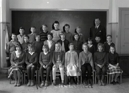 Klass 3 B Kisa Skola Magister Thure Svedberg
raja 
Klass 3 B Kisa Skola 
Grupporträtt skolfoto

Nyckelord: Svedberg Kisa