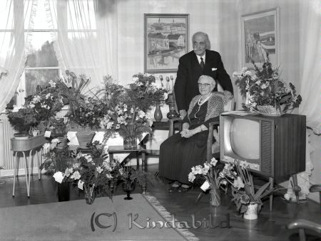 Fru Matilda Sandström Övralid Kisa
raja 
Matilda Sandström Övralid  
Grupporträtt 80 årsfirande 

Nyckelord: Sandström Kisa
