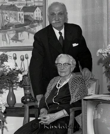 Fru Matilda Sandström Övralid Kisa
raja 
Matilda Sandström Övralid  
Grupporträtt 80 årsfirande

raja
Per Malkom och Matilda Sandström, Kisa. Paret öppnade Fabriksboden i Kisa 1923 tillsammans med sonen Richard. Detta blev början till Sandströms Modehus. 
Källa: Gerd Pettersson

Nyckelord: Sandström Kisa