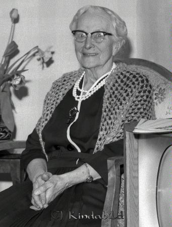 Fru Matilda Sandström Övralid Kisa
raja 
Matilda Sandström Övralid  
Porträtt-Kvina 80 årsfirande

Nyckelord: Sandström Kisa