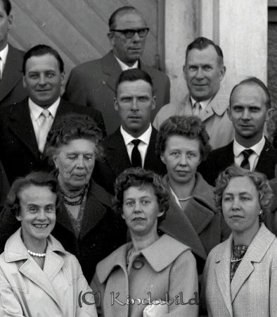 Skolgrupp Jubileum Kisa
raja 
Skolgrupp Jubileum Kisa
Grupporträtt

raja
Främre raden från vänster Anna-Greta Johansson född Germundsson (syster till Bruno), Rosa Nilsson, Elsa Oskarsson.
2:a raden fr vänster Valborg Hagson (lärare), Marianne Månsson född Pettersson.
3:e raden fr vänster Arne Drott, Harry Samuelsson och Sixten Fernström.
Längst bak fr vänster Axel Sandberg och Ture Svedberg
Källa: Studiegruppen hembygdsgården 
Nyckelord: Skolgrupp Kisa