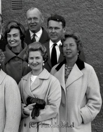 Skolgrupp Jubileum Kisa
raja 
Skolgrupp Jubileum Kisa
Grupporträtt

raja
Främre raden fr vänster Maj-Britt Larsson gift Lindström och apotekare Stenboms dotter.
Bakre raden fr vänster Gunilla Jakobsson-�?hman, Folke Andersson och Uno Jern.
Källa: Studiegruppen hembygdsgården 
Nyckelord: Skolgrupp Kisa