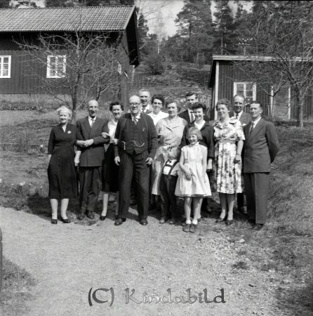 Kindman Axel Brokullen Kisa
raja 
Kindman Axel Brokullen 
Grupporträtt 75 årsfirande

Nyckelord: Kindman Brokullen