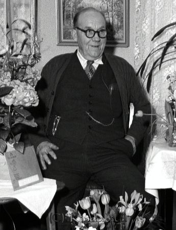 Kindman Axel Brokullen Kisa
raja 
Kindman Axel Brokullen 
Porträtt-Man 75 årsfirande

raja
Han var gift med Helga Mariana Johansson född i Hägerstad 1896, död 1968 i Kisa.
Källa: Sv Dödbok 
Källa: Gerd Pettersson



Nyckelord: Kindman Brokullen