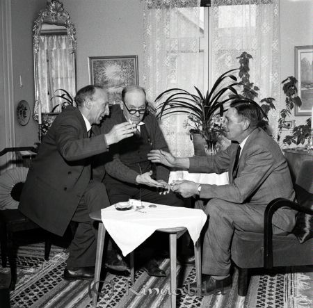 Kindman Axel Brokullen Kisa
raja 
Kindman Axel Brokullen 
Grupporträtt 75 årsfirande

raja
Från vänster målare Kalle Larsson och Axel Kindman. 
Källa: Gerd Pettersson

Nyckelord: Kindman Brokullen