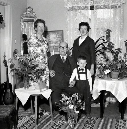 Kindman Axel Brokullen Kisa
raja 
Kindman Axel Brokullen 
Grupporträtt 75 årsfirande

raja
Axel Kindman 1885-1966 gift 1944 med Helga Maria Johansson 1896-1968. Källa: SVAR. 
Källa: Gerd Pettersson


Nyckelord: Kindman Brokullen