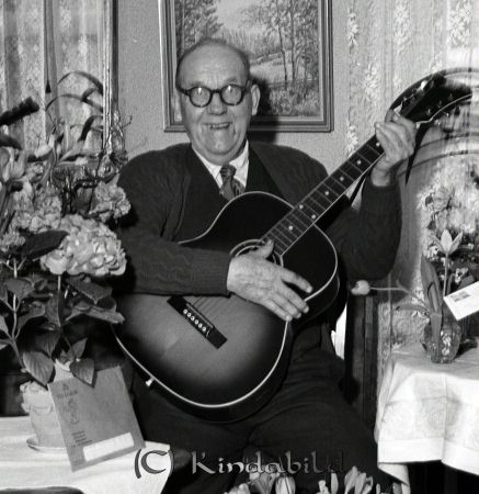 Kindman Axel Brokullen Kisa
raja 
Kindman Axel Brokullen 
Porträtt-Man 75 årsfirande

Nyckelord: Kindman Brokullen