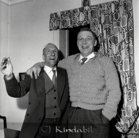Kindman Axel Brokullen Kisa
raja 
Kindman Axel Brokullen 
Grupporträtt 75 årsfirande

raja
Från vänster målare Karl Larsson och Sven-Erik Spets, son till Erik Algot Spets. De bodde i Landåkra (där gravkapellet vid Danbomsgården nu ligger) Huset revs när sjukhuset byggdes på 1950-talet. De fick en ny tomt av kommunen på Linnégatan 38. Erik Algot Spets körde bryggeribilen i Kisa.
Källa: Studiegruppen hembygdsgården 


Nyckelord: Kindman Brokullen
