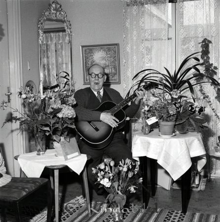 Kindman Axel Brokullen Kisa
raja 
Kindman Axel Brokullen 
Porträtt-Man 75 årsfirande

Nyckelord: Kindman Brokullen