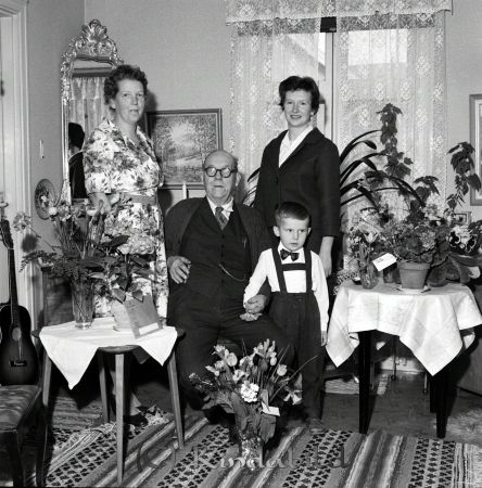Kindman Axel Brokullen Kisa
raja 
Kindman Axel Brokullen 
Grupporträtt 75 årsfirande

Nyckelord: Kindman Brokullen