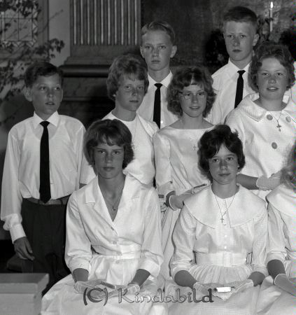 Konfirmation Kisa Kyrka
raja 
Konfirmation Kisa  
Grupporträtt Konfirmationsfoto

raja
Bakre raden f.v. Per-Ove Fransson, Jens ?, 
Mitten raden f.v. Anders Eriksson, Eva Sansdström, Britt Anderö, Anette Månsson
Främre raden f.v. Monca Thun, Christina Nilsson, 
Källa: Curth

Nyckelord: Konfirmation Kisa