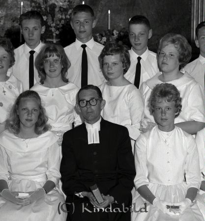 Konfirmation Kisa Kyrka
raja 
Konfirmation Kisa  
Grupporträtt Konfirmationsfoto

raja
�?vre raden. f.v. Weine Johansson, Staffan Wahlström, Bo Svensson
Mellan raden.f.v. Elisabet Börjesson, Gunnel Andersson, Karin Brandin.
Främre raden. f.v. Monica Sandelius, Gustav Sköld, Mona Dennisson. 
Källa: Curth

Nyckelord: Konfirmation Kisa
