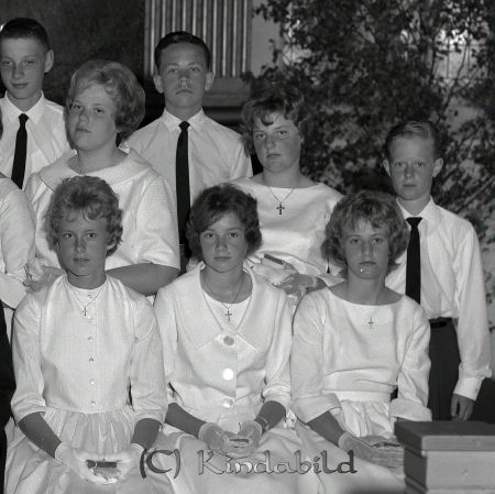 Konfirmation Kisa Kyrka
raja 
Konfirmation Kisa  
Grupporträtt Konfirmationsfoto

raja
�?vre raden. f.v. Bo Svensson, Göran Melkersson.
Mellan raden. f.v. Karin Brandin, Ulla Svensson, Björn Gustavsson.
Nedre raden. f.v. Mona Dennisson, Inger Karlsson, Anita Davidsson. 
Källa: Curth

Nyckelord: Konfirmation Kisa