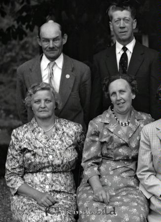 1920 års Konfirmander Jubileum i Tidersrum
raja 
Konfirmander Tidersrum
Grupporträtt Konfirmationsfoto
gepe
2:a raden till v Karl Germundsson
1:a raden till höger Greta Björk
Källa: Studiegruppen hembygdsgården
Nyckelord: Konfirmander Tidersrum