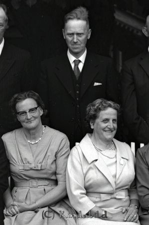 1920 års Konfirmander Jubileum i Tidersrum
raja 
Konfirmander Tidersrum
Grupporträtt Konfirmationsfoto

raja
Till vänster Lilly Knutsson och till höger Hildur Marcusson.
Källa: Studiegruppen hembygdsgården   

Kommentar av LaSa 20231101: Enligt Ingalill Knutsson/Borggren så hette 
Lilly på bilden Karlsson, gift med Knut Karlsson.

Nyckelord: Konfirmander Tidersrum