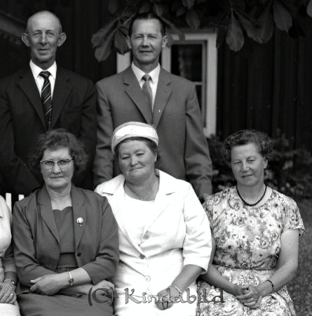 1920 års Konfirmander Jubileum i Tidersrum
raja 
Konfirmander Tidersrum
Grupporträtt Konfirmationsfoto

raja
Första raden till höger Vivan Elofsson
Andra raden till höger Sigurd Marcusson
Källa: Studiegruppen hembygdsgården 
Nyckelord: Konfirmander Tidersrum