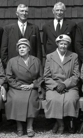 1910 års Konfirmander Jubileum i Tidersrum
raja 
Konfirmander Tidersrum
Grupporträtt Konfirmationsfoto
gepe
Första raden fr vänster Elida ? och Hilda Humör
Källa: Studiegruppen hembygdsgården


Nyckelord: Konfirmander Tidersrum