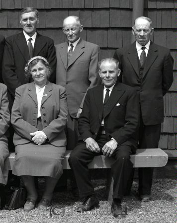 1910 års Konfirmander Jubileum i Tidersrum
raja 
Konfirmander Tidersrum
Grupporträtt Konfirmationsfoto
gepe
Främre raden till h David Andersson
Andra raden fr vänster nr 2 Karl Skott.
Källa: Studiegruppen hembygdsgården
Källa: Studiegruppen hembygdsgården
Nyckelord: Konfirmander Tidersrum