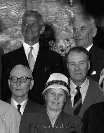 Konfirmationsträff Kisa Kyrka 1910 års Konfirmander
raja 
1910 års Konfirmander
Grupporträtt Konfirmationsfoto

raja
Främre raden t h Karl Eriksson byggnadssnickare, inredningar hos byggmästare Hagqvist.
Källa: Studiegruppen hembygdsgården 
Nyckelord: Konfirmationsträff Kisa