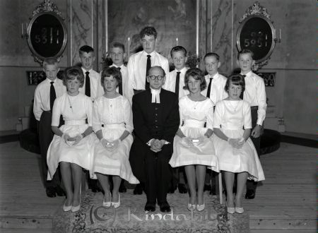 Konfirmationsgrupp Västra Eneby Kyrka Västra Eneby
raja 
Konfirmationsgrupp Västra Eneby    
Grupporträtt Konfirmationsfoto 

raja
Bakre raden: 1. Mats Johansson, Slätmon 2. Tore Dahlgren, Ekängen Fyllingsbo 3. Veine Lönning, Slätmon 4. Rune Dahlgren, Ekängen Fyllingsbo 5. Sven-Erik ? 6. Veine Svensson, Gatstugan 7. ? Främre raden: 8. Margareta Andersson, Åstorp 9. ? 10. Prästen Harry Hall 11. Lisbet Johansson (gift Frid), Framnäs 12.?
Källa: Tore berättade. 
Källa: Sune Holgersson

raja
Nr 5 är Nils-Eric Svensson, senare Eng 
Källa: bella


Nyckelord: Konfirmationsgrupp Västra Eneby