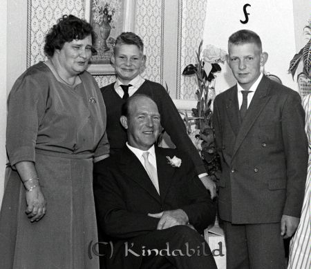 Lantbrukare Karl-Axel Bengtsson Håkantorp Rimforsa
raja 
Karl-Axel Bengtsson Håkantorp 
Grupporträtt 50 årsfirande


Nyckelord: Bengtsson Håkantorp