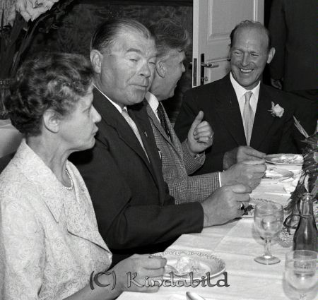 Lantbrukare Karl-Axel Bengtsson Håkantorp Rimforsa
raja 
Karl-Axel Bengtsson Håkantorp 
Grupporträtt 50 årsfirande

Nyckelord: Bengtsson Håkantorp