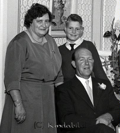 Lantbrukare Karl-Axel Bengtsson Håkantorp Rimforsa
raja 
Karl-Axel Bengtsson Håkantorp 
Grupporträtt 50 årsfirande

raja
Karl-Axel Bengtsson född 1910 i Osby och gift 1942 med Lena Margit Larsson född 1914 i Tjärstad.
Källa: SVAR 
Källa: Gerd Pettersson


Nyckelord: Bengtsson Håkantorp