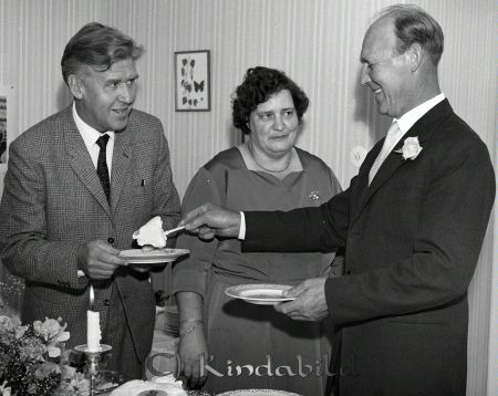 Lantbrukare Karl-Axel Bengtsson Håkantorp Rimforsa
raja 
Karl-Axel Bengtsson Håkantorp 
Grupporträtt 50 årsfirande


Nyckelord: Bengtsson Håkantorp