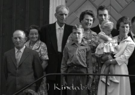 50 årsgratulationer i Öknehult Kisa
raja 
Öknehult Kisa
Grupporträtt 50 årsfirande

raja
Till vänster Gillis och Maja Andersson.
Källa: Studiegruppen hembygdsgården 

raja
Längst bak fr vänster Karl och Rut Pettersson från Huskvarna och Kalle Nilsson.
Framför Krister pettersson och Ulla-Maj med dotter Nilsson.
Källa: Karl-Åke och Per-Magnus 
Nyckelord: Öknehult Kisa