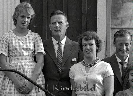 50 årsgratulationer i Öknehult Kisa
raja 
Öknehult Kisa
Grupporträtt 50 årsfirande


Nyckelord: Öknehult Kisa