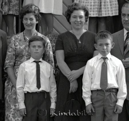 50 årsgratulationer i Öknehult Kisa
raja 
Öknehult Kisa
Grupporträtt 50 årsfirande

Nyckelord: Öknehult Kisa