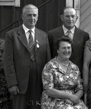 50 årsgratulationer i Öknehult Kisa
raja 
Öknehult Kisa
Grupporträtt 50 årsfirande


Nyckelord: Öknehult Kisa