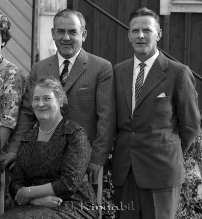 50 årsgratulationer i Öknehult Kisa
raja 
Öknehult Kisa
Grupporträtt 50 årsfirande

Nyckelord: Öknehult Kisa