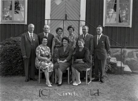 50 årsgratulationer i Öknehult Kisa
raja 
Öknehult Kisa
Grupporträtt 50 årsfirande

Nyckelord: Öknehult Kisa