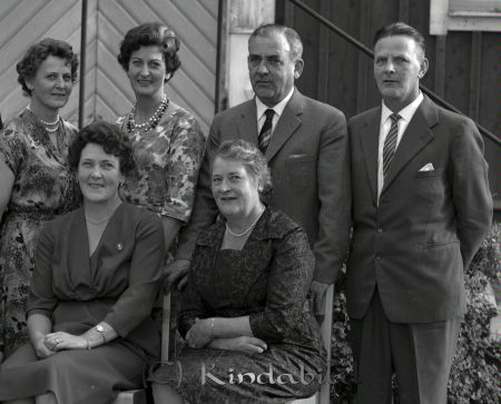 50 årsgratulationer i Öknehult Kisa
raja 
Öknehult Kisa
Grupporträtt 50 årsfirande


Nyckelord: Öknehult Kisa