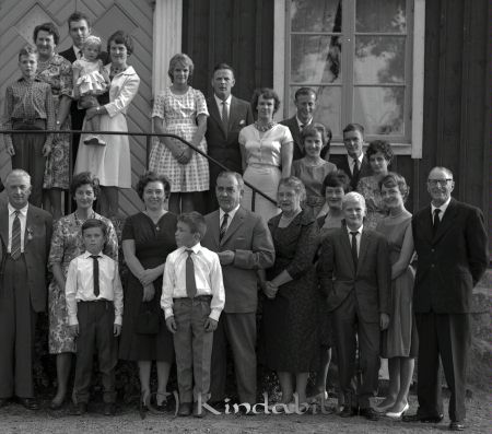 50 årsgratulationer i Öknehult Kisa
raja 
Öknehult Kisa
Grupporträtt 50 årsfirande

Nyckelord: Öknehult Kisa