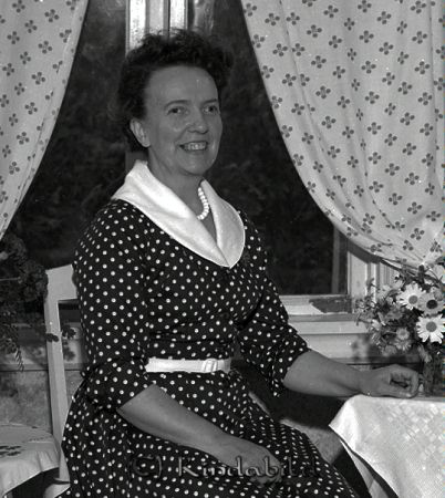 Viola Karlsson Brokullen Kisa
raja 
Viola Karlsson Brokullen 
Porträtt-Kvinna 50 årsfirande

raja
En bror till Viola som hette Algot var innehavare av Nyans Café på Kalmarvägen Åkerdala Kisa
En annan bror hette Einar "Tyr-Einar" 
Källa: Gerd Pettersson

Nyckelord: Karlsson Brokullen