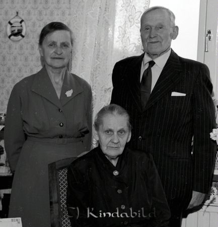 Hugo Andersson Pensionärshemmet Kisa
raja 
Hugo Andersson Kisa
Grupporträtt 80 årsfirande

Nyckelord: Andersson Kisa