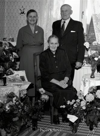 Hugo Andersson Pensionärshemmet Kisa
raja 
Hugo Andersson Kisa
Grupporträtt 80 årsfirande

Nyckelord: Andersson Kisa