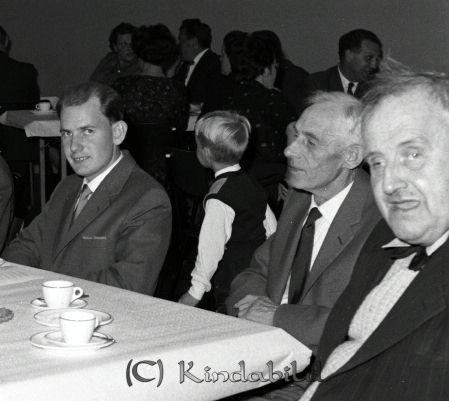 Folkets Hus Årsfest Kisa
raja 
Folkets Hus Årsfest  
Grupporträtt

raja
Till höger "Lång Karl-Oskar" 
Källa: Gerd Pettersson

raja
Fr vänster Bengt Larsson (1935 -1984) med far Gillis Larsson född 1889 i Kisa och död 1967 i Fridensborg Kvarngatan 2 Kisa. Gillis var åkare i Kisa och sonen Bengt tog över.
Källa: Studiegruppen hembygdsgården. 

Nyckelord: Folkets Hus Kisa