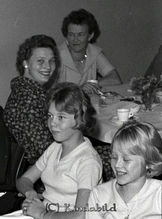 Folkets Hus �?rsfest Kisa
raja 
Folkets Hus �?rsfest  
Grupporträtt

raja
Närmast Mariella och Marita Holm. Bakre raden vänster Irma Sandelius och längre bak Marianne Ceedigh.
Källa: Studiegruppen hembygdsgården. 
Nyckelord: Folkets Hus Kisa