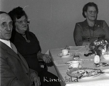 Folkets Hus �?rsfest Kisa
raja 
Folkets Hus �?rsfest  
Grupporträtt

raja
T h Märta Ingeborg Maria Eriksson född 1911 i Bjälbo och gift med Gustav Eriksson.
T vänster Eskil (1894-1989) och Hildur (1895-1980). Eskil var ordningsvakt i Parken bl a.
Källa: Studiegruppen hembygdsgården. 


Nyckelord: Folkets Hus Kisa