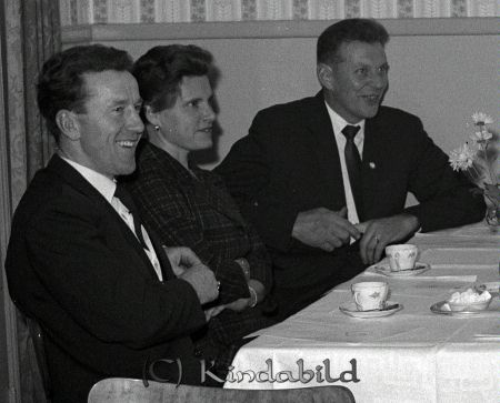 K.B.K´s �?rsfest Kisa
raja 
K.B.K´s �?rsfest  
Grupporträtt

pim
från vänster Axel (Putte) Karlsson, Gerd Karlsson Torsten Thuresson
Nyckelord: K.B.K Kisa