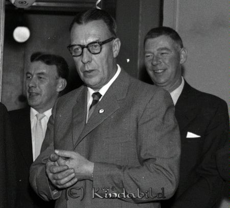 K.B.K´s �?rsfest Kisa
raja 
K.B.K´s �?rsfest  
Grupporträtt

raja
Mitt i bild målare Martin Andersson och till höger plåtslagare Harry Tell.
Källa: Studiegruppen hembygdsgården 
Nyckelord: K.B.K Kisa