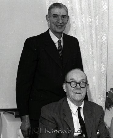 Herr Müller Kindman Kisa Hus 9
raja 
Herr Müller Kindman  
Grupporträtt

raja
I bakgrunden Folke Kindman 
Källa: Ingmar

Nyckelord: Müller Kisa